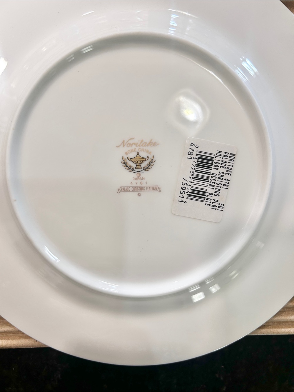 NWT Set of 4: NORITAKE Bone China Palace Christmas Platinum 4781 8.5"
SALAD - Picture 7 of 7